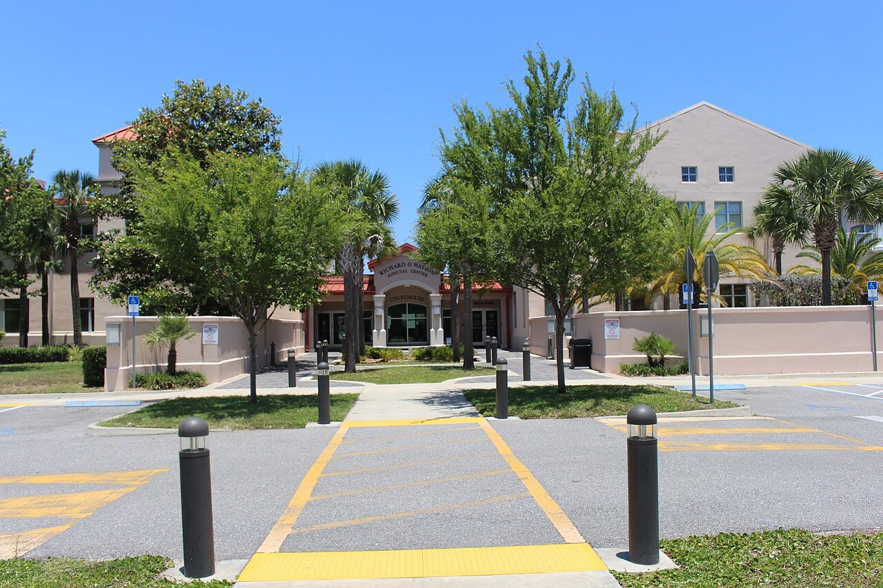 Florida county courthouse exterior representing the Florida eviction court process